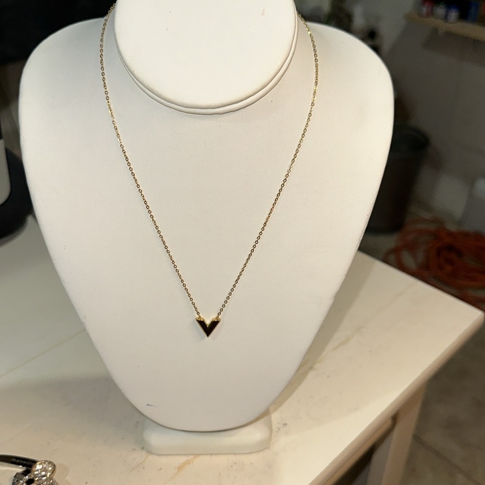 in fashion lv necklace 18” long - Picture 9 of 14